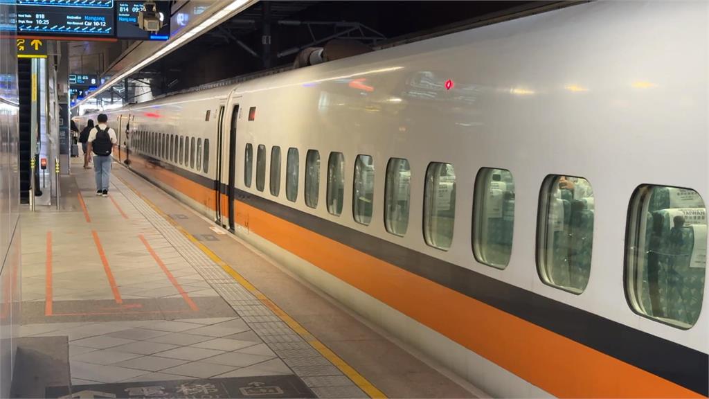 高鐵車廂廁所有人偷窺！　噁男「臉貼門縫」旅客嚇壞