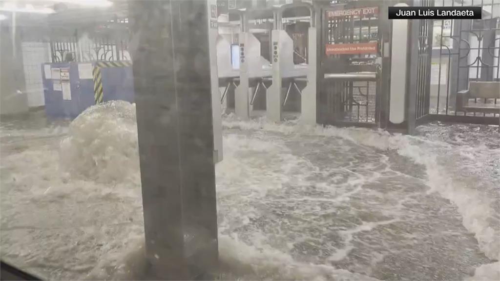 暴雨襲美東　紐約市慘淹　地鐵一開門變湧泉