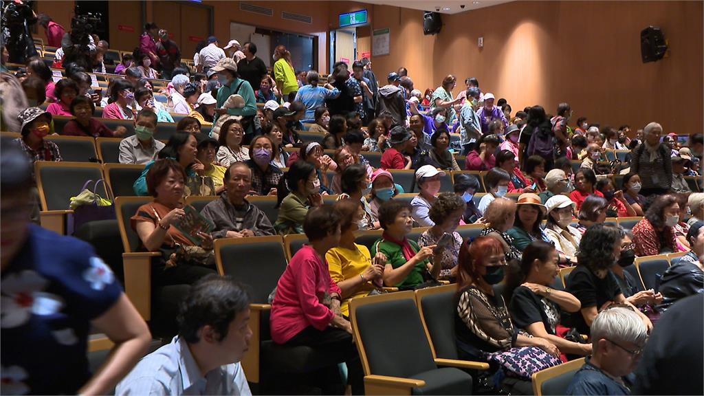 敬老歌仔戲暖重陽 新北市議會會長率議員獻藝「半幅圍裙」