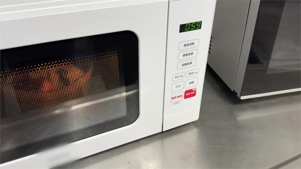危險！玻璃保鮮盒「冰過微波加熱」　吃飯到一半「直接炸裂」