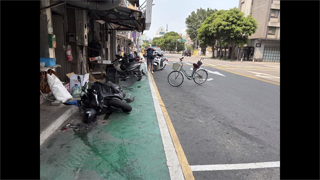 疑暈眩失控！７３歲老翁逆向連撞五車　一人被撞飛一度失去意識