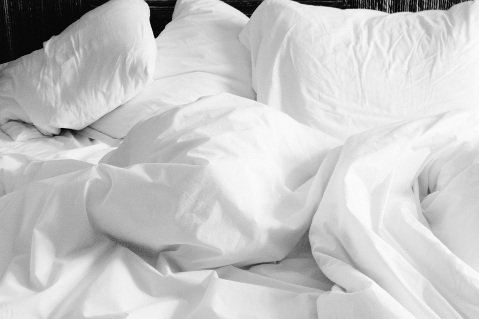 飯店雙人床為何給「4顆枕頭」？內行曝背後原因　3妙招很實用
