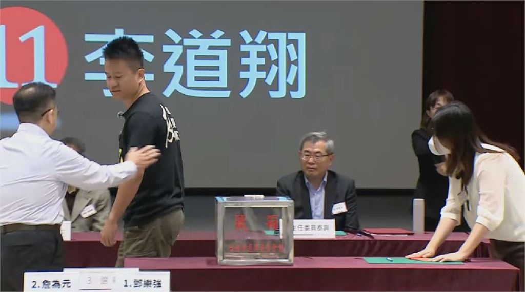 快新聞／竟嗆中選會可恥！市議員參選人抽籤鬧場　欲絆馬郁雯、電梯堵苗博雅