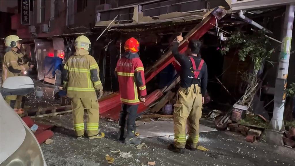 疑似煮食不慎　台南新營民宅氣爆　鐵皮雜物炸飛　路過騎士倒地