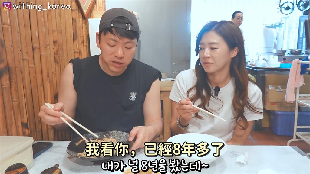 吃完了還不過癮！歐巴迷上台南炒泡麵　連朋友那份也不放過讓她傻眼