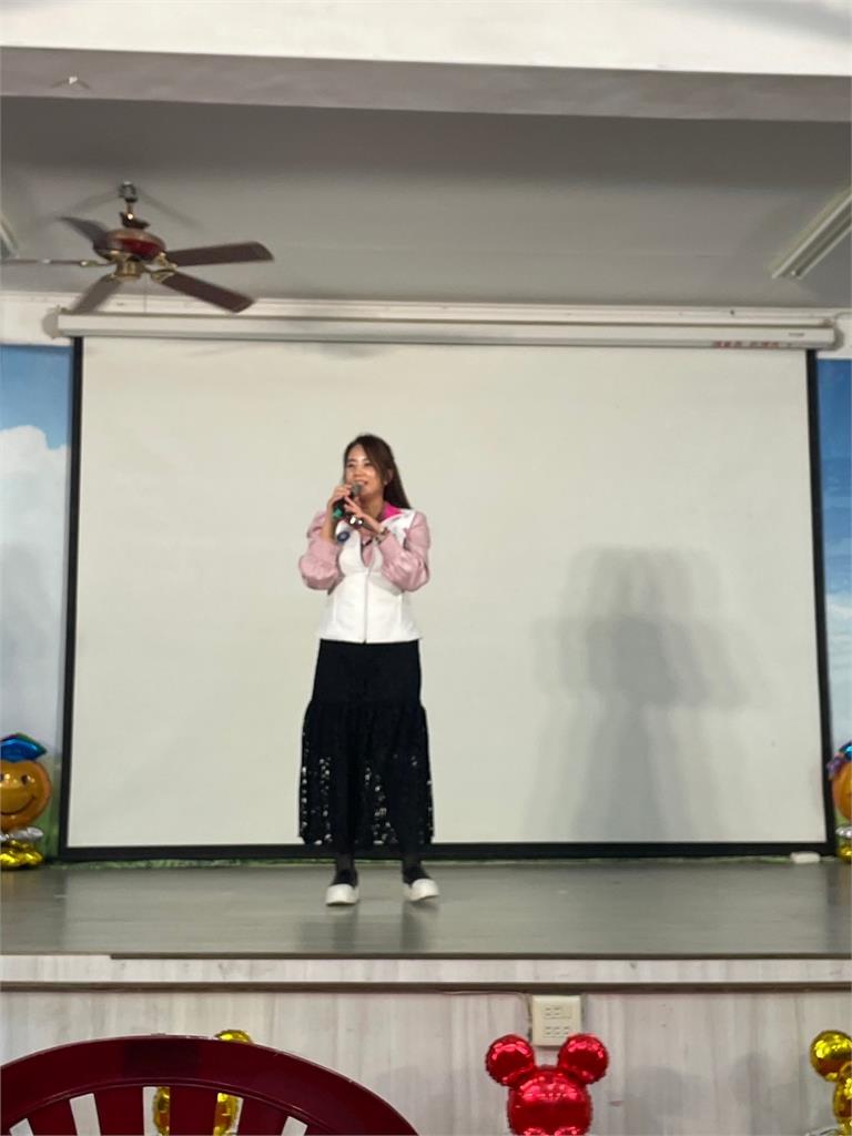 女議員出席畢典黑蕾絲裙若隱若現 家長PO網罵不得體!網友酸:管太多