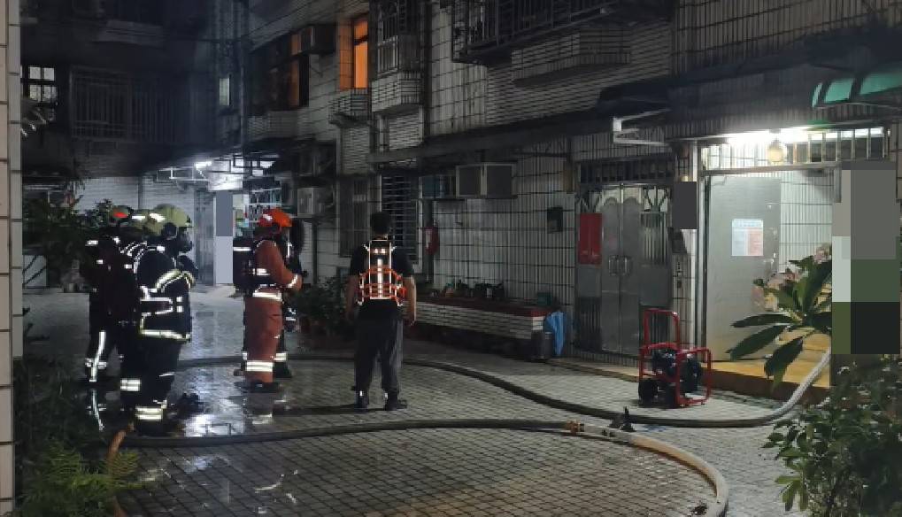 快新聞／中和公寓凌晨驚傳火警！22居民驚險逃生　1人命危送醫搶救