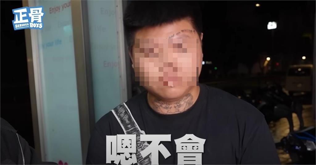 影/刺青猴颱風踹機車「邊嚼檳榔邊道歉」!現身反骨YT認了:我就覺得好玩