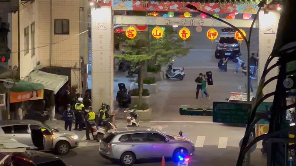 萬華青山宮警匪對峙　槍手自轟2槍「倒臥血泊」現場畫面曝光