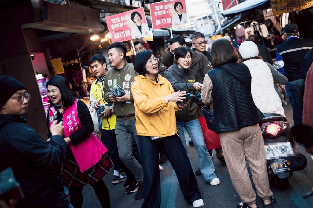 快新聞/人氣超旺!蘇巧慧首度以參選人身分掃街 民眾嗨喊「蘇市長」