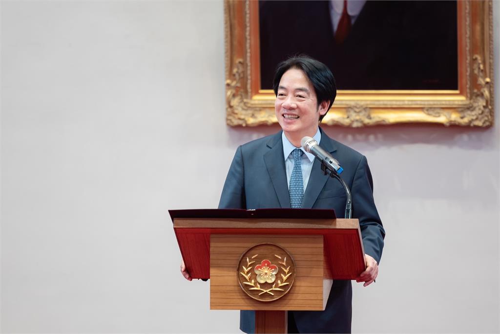 快新聞/接見沖繩西原高校行進樂隊 賴清德變「學生」親體驗打鼓樂趣