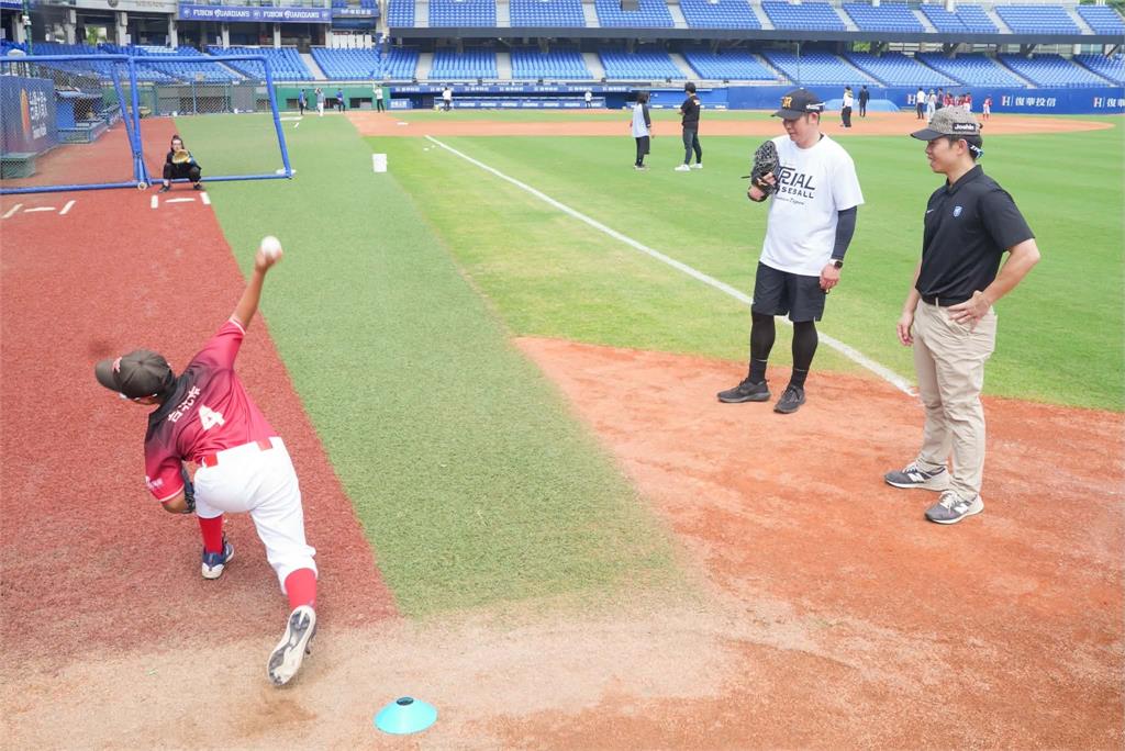 中職／悍將「虎道同盟」棒球教室  阪神OB球星岩田稔、悍將首席教練指導小球員