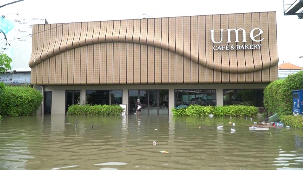 渡假天堂峇里島暴雨慘淹民眾受困　水裡還游出大蟒蛇