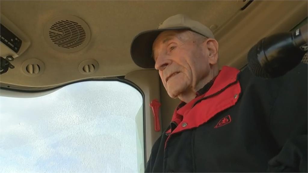 迎接人生第70次收成　美國92歲農民「四代同堂」務農