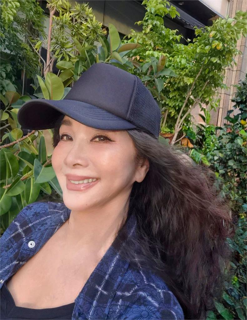 70歲陳美鳳颱風天「耍美寵粉」遭指1部位難看！本人「親回這句」網狂讚：尖叫