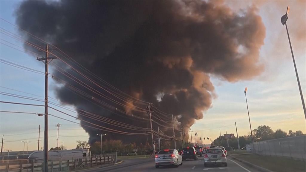 美肯塔基州空難！貨機起飛途中起火　撞建物「炸成大火球」至少7死