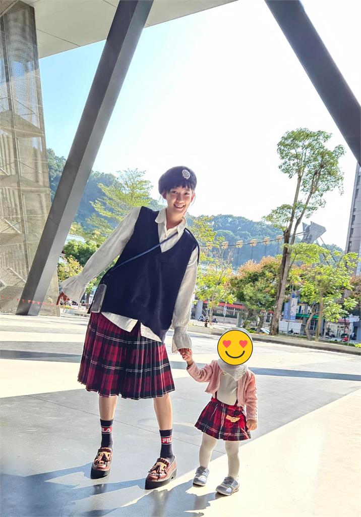 黃子佼涉性騷不離棄!孟耿如突做1改變「犧牲露美腿」少女感溢出網激讚