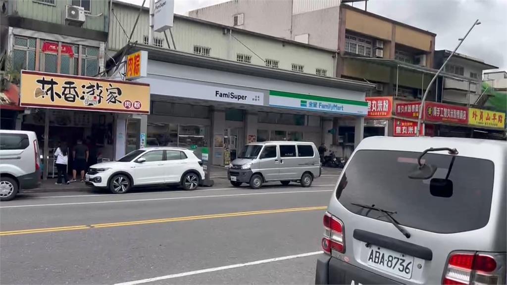 鴨媽媽帶6小鴨 員山萌逛超商