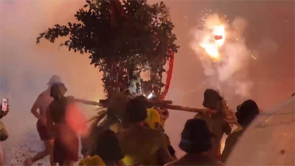 苗栗竹南重頭戲「炸邯鄲」重磅登場! 現場下雨澆不熄民眾熱情