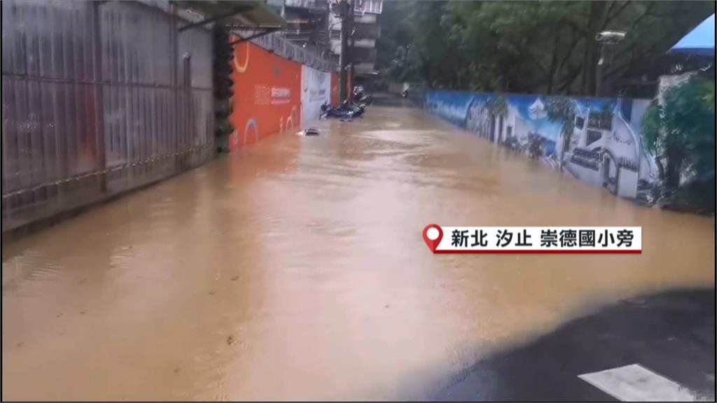 強烈暴雨轟炸雙北！　台北車站一度淹水如「泳池」