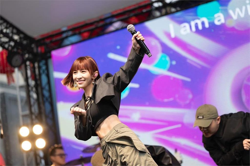 溫妮短西裝「失速抬手」暗黑內餡被看光!熱舞綁帶鬆脫噴裝bra震撼網:我沒了