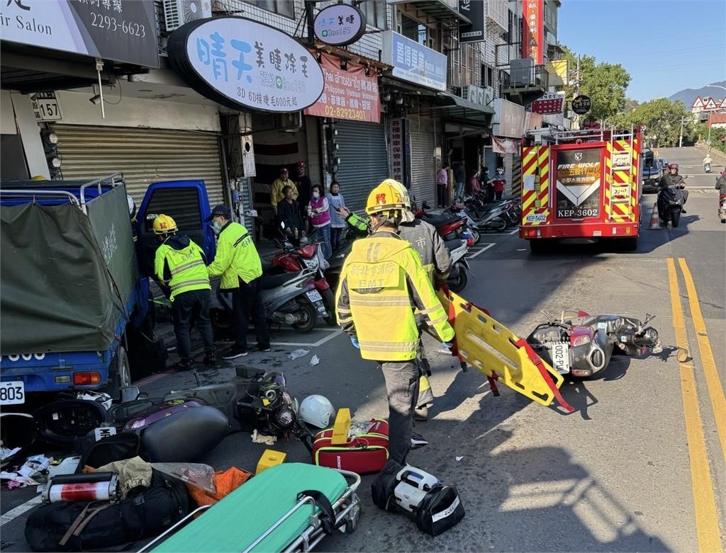 快新聞/嚇!五股小貨車失控撞民宅 駕駛救出後緊急送醫