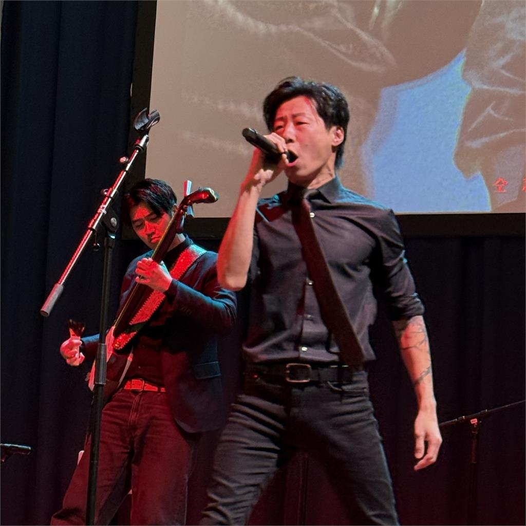 禁慾西裝男「嘶吼捶胸」拉二胡!竟是林昶佐「1分鐘片」全場猛看:帥慘…