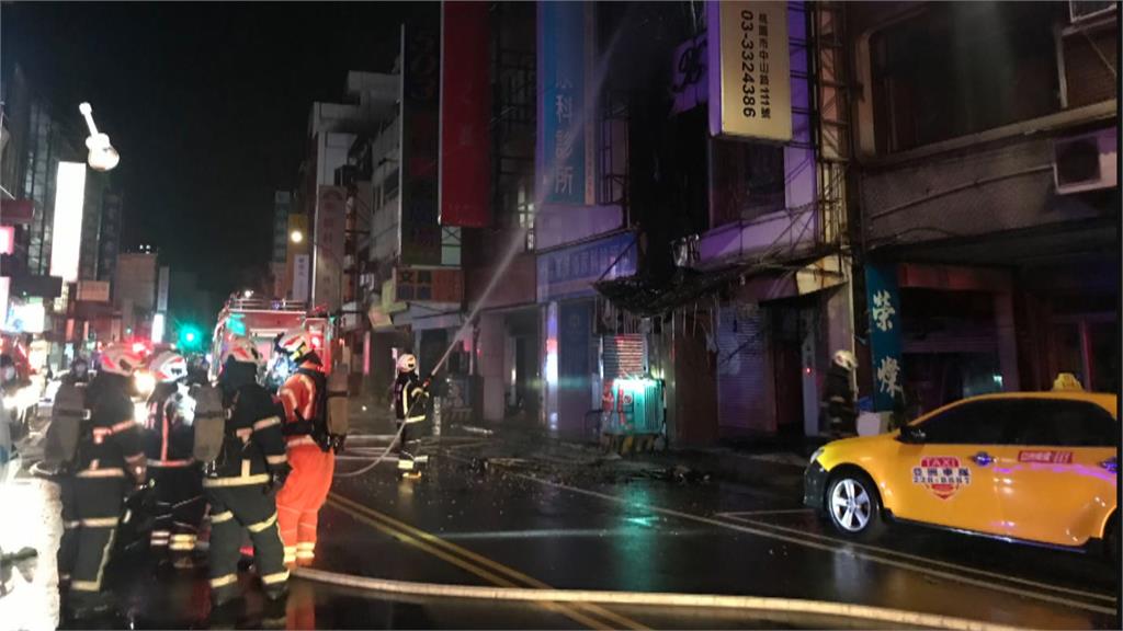 商店招牌深夜突爆炸起火! 炸出驚人火光