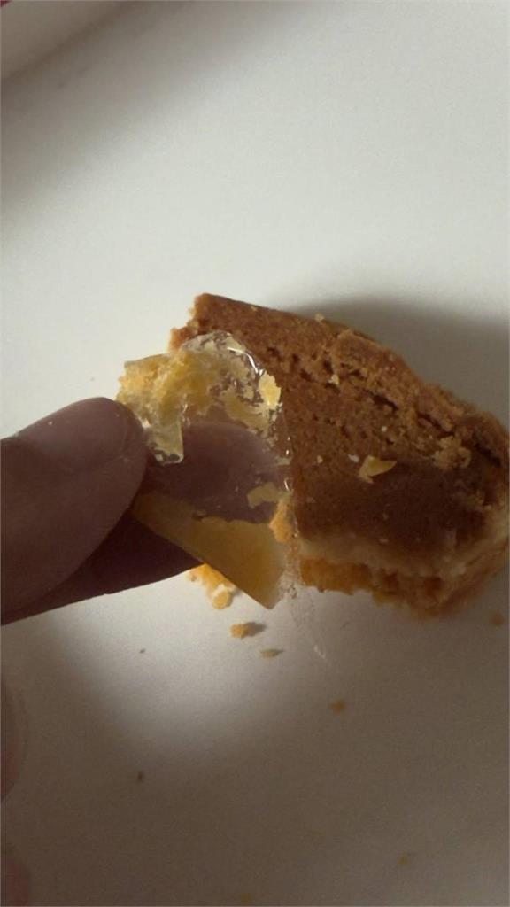 快新聞/你買了嗎?宜蘭「奕順軒」糕餅驚傳夾藏塑膠 衛生局出手稽查