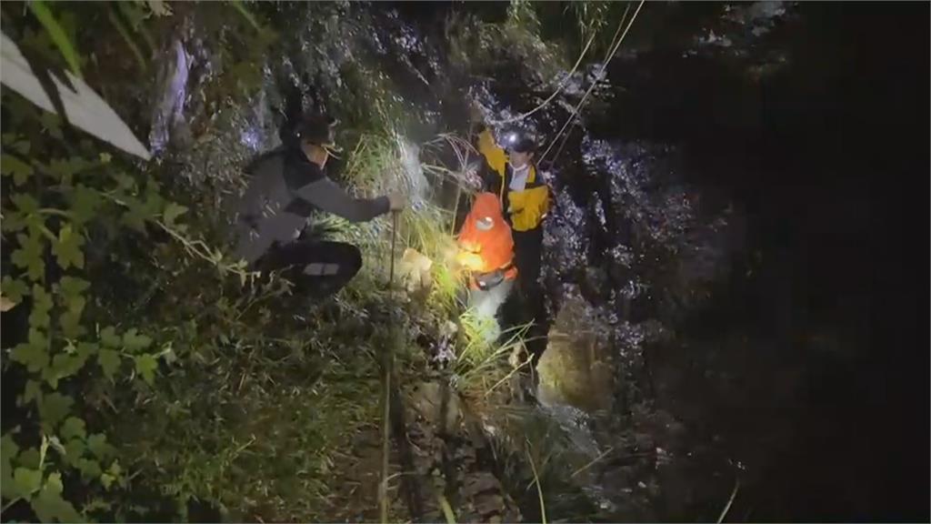 瀑布湍急、山壁陡峭　登山團受困　救難隊摸黑搜救　完成高難度救援