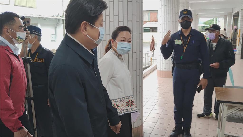 Kolas開心現身投票 徐榛蔚與傅崐萁牽手投票曬恩愛