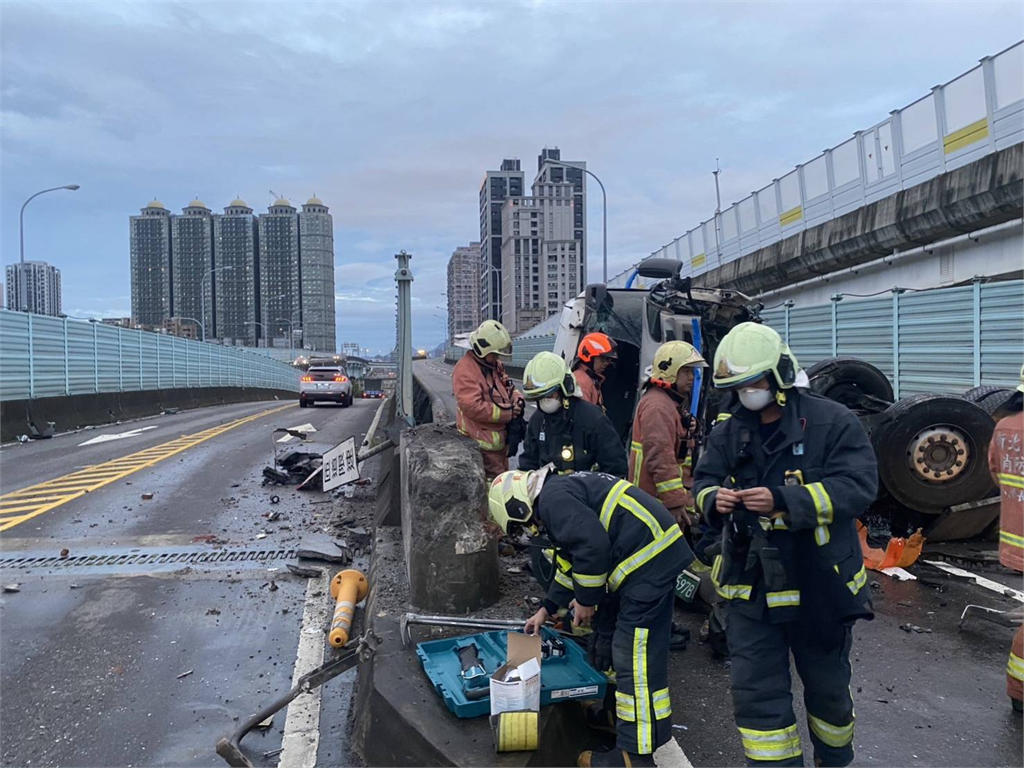 快新聞/台64線曳引車自撞護欄翻覆 「四輪朝天」車頭全毀