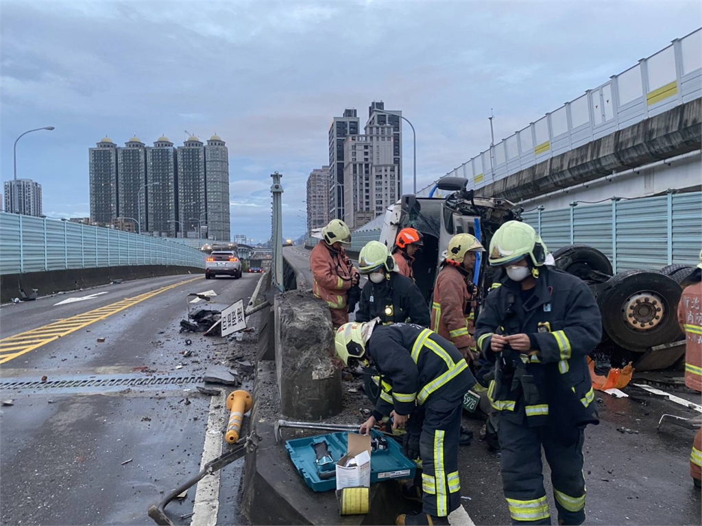 快新聞／台64線曳引車自撞護欄翻覆　「四輪朝天」車頭全毀