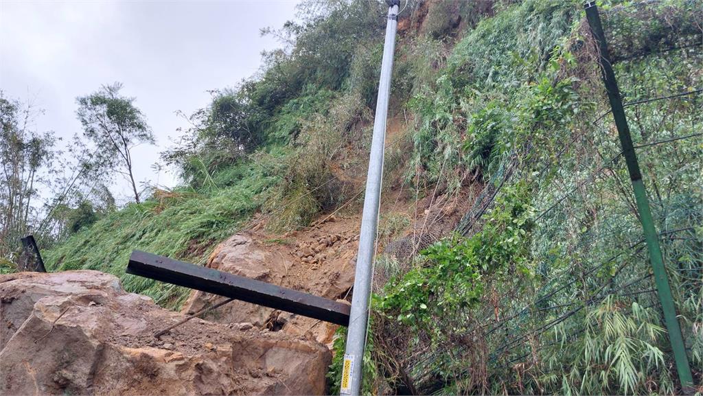 快新聞/汐止連日雨!汐萬路、康寧街口巨石崩落 險砸公車亭