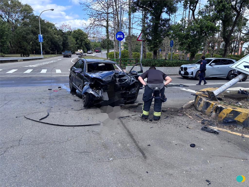 快新聞／超傻眼！三峽進口車高速直直撞　國3告示牌慘噴飛