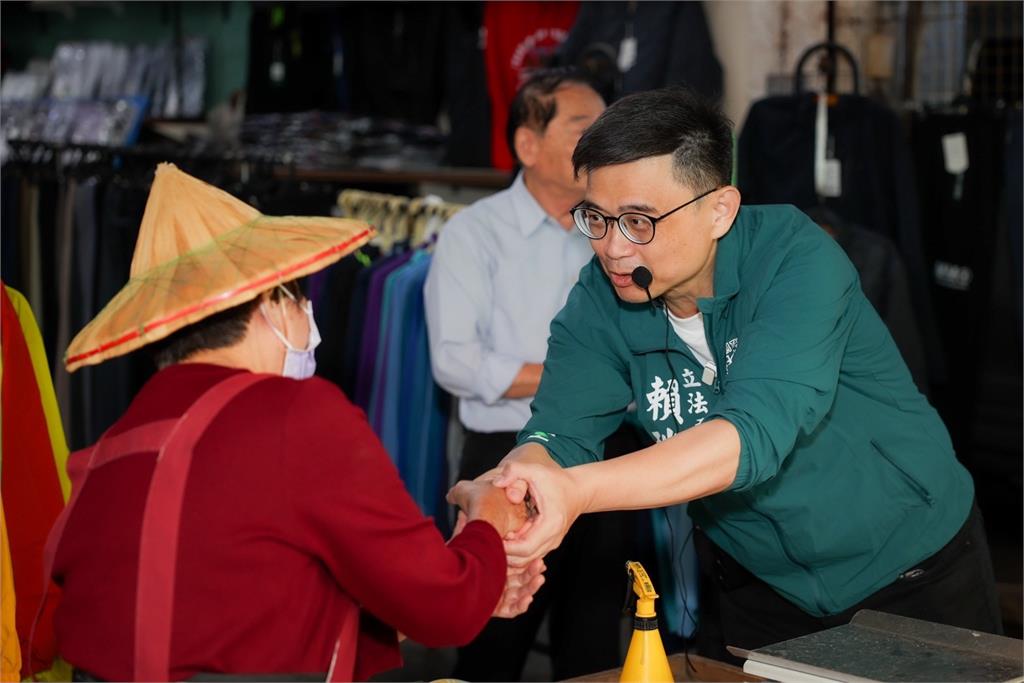 賴瑞隆至小港二苓市場掃街　民眾自發送花加油打氣 