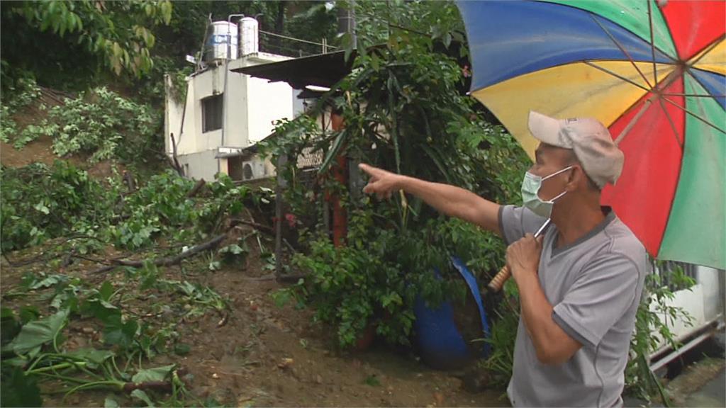 高雄大樹邊坡土石崩落衝入民宅 祖孫3代半夜不敢睡