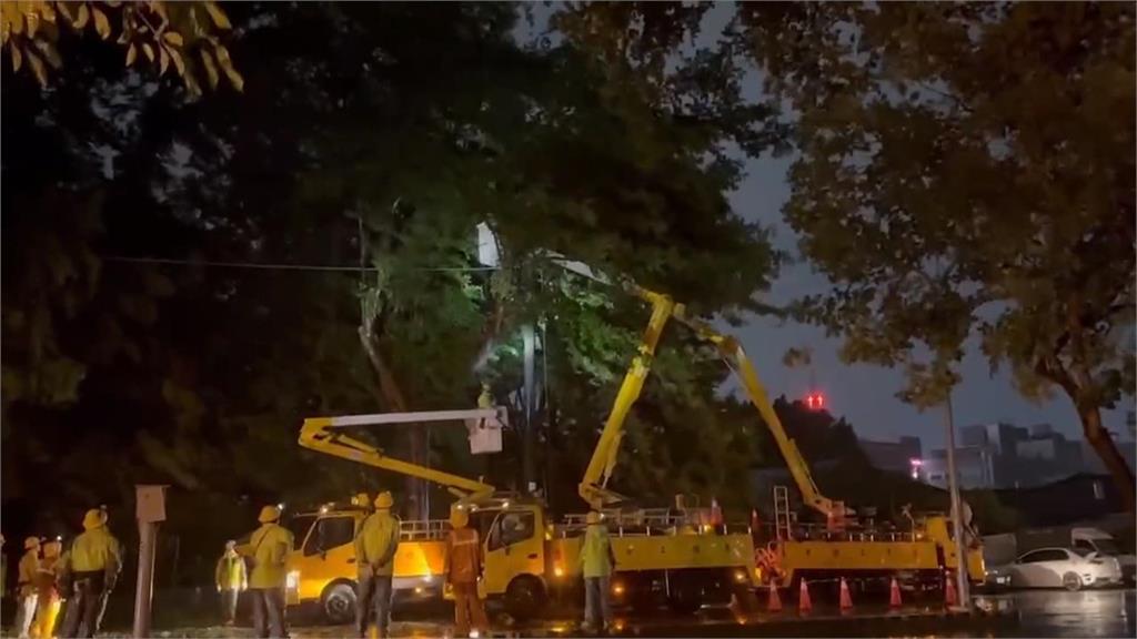 颱風天台電無名英雄「漏夜搶修」　路邊摸黑吃便當畫面動容