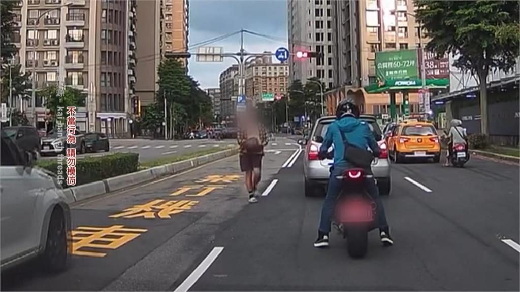 馬路當伸展台? 林口騎士快車道上走秀.衝安全島擺拍