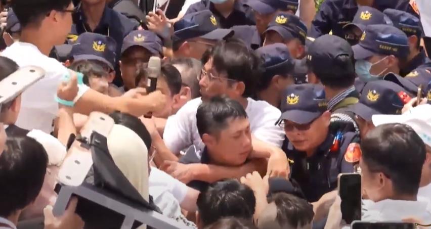 黃國昌號召走讀「釀8警受傷」!遭北檢列被告「還有1案要查」