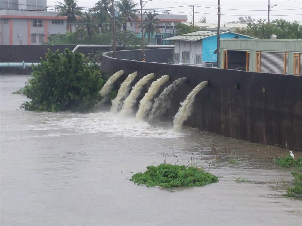 "大豪雨+滿潮侵襲" 南市加強整治已迅速退水!