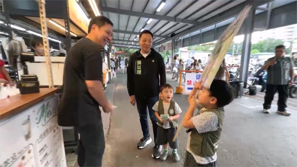 超萌助選員!高雄選將帶幼子掃街 屏東選將出動孫子拍競選片