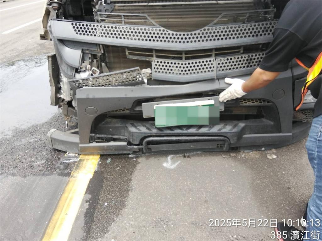 快新聞/國1圓山段「聯結車追尾國光客運」1傷 現場畫面曝光