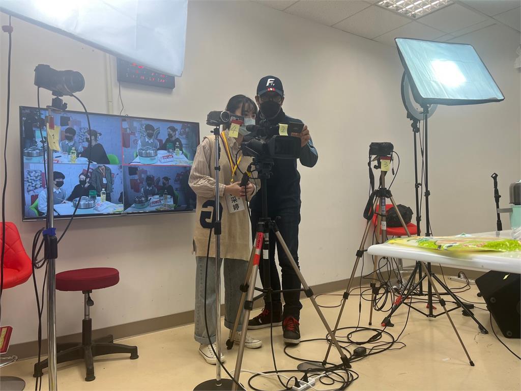 民視+崇右/自媒體課程開跑!學生借鑑《美鳳有約》自創直播節目