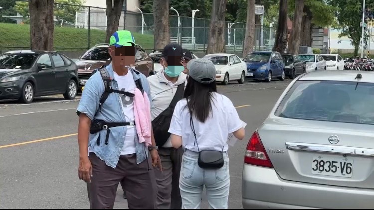 快新聞/高雄小草北上聲援柯文哲 兩台遊覽車不到百人