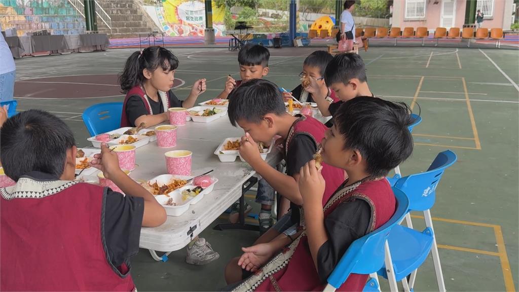 高雄五星飯店偏鄉送愛 主廚團隊親赴建山國小煮營養午餐