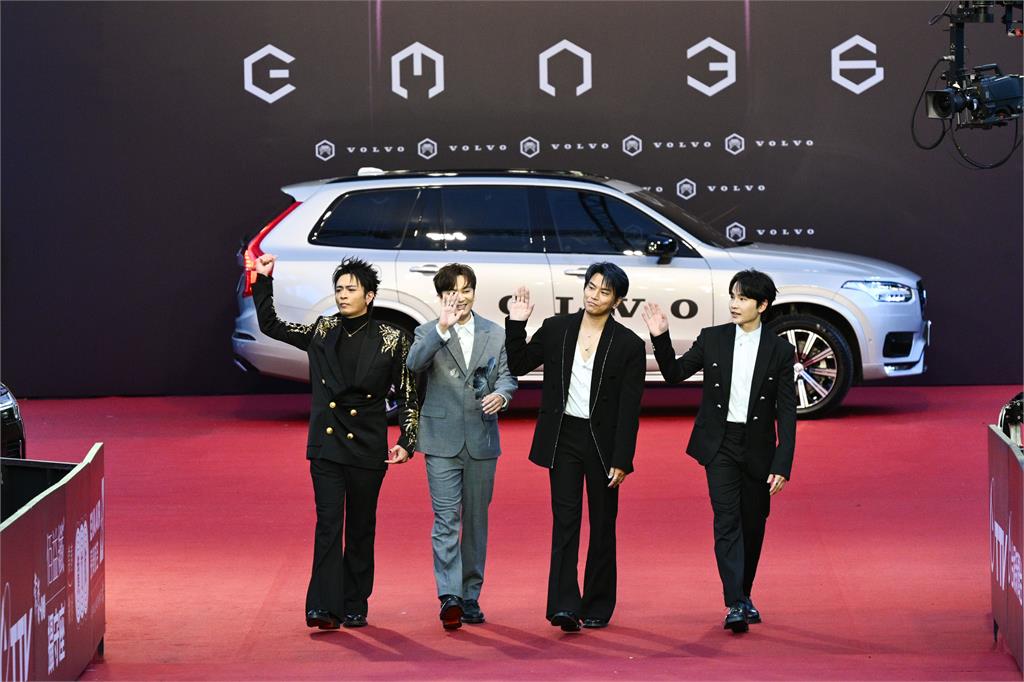 金曲36不斷更新/挑戰抱回華語男歌手!蕭煌奇「超閃西裝登上紅毯」爆尖叫