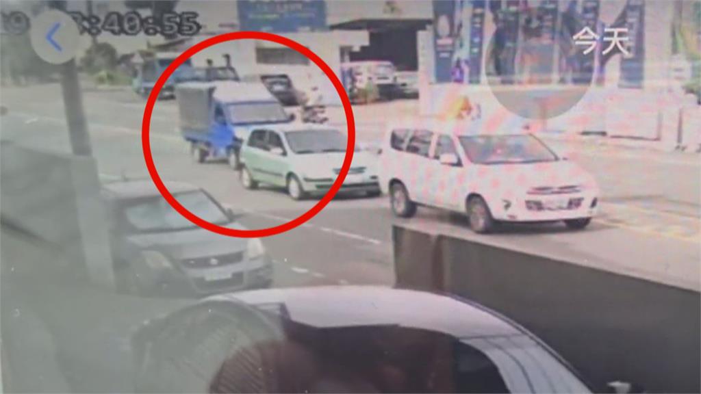 嘉義市貨車駕駛身體不適釀禍　追撞前方2車後翻覆