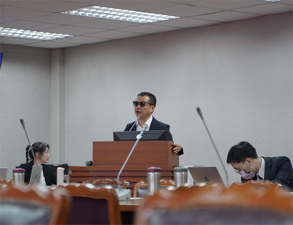 眼睛開刀開罵扯賴清德!羅智強「戴墨鏡質詢」畫面曝認:無法完全睜開