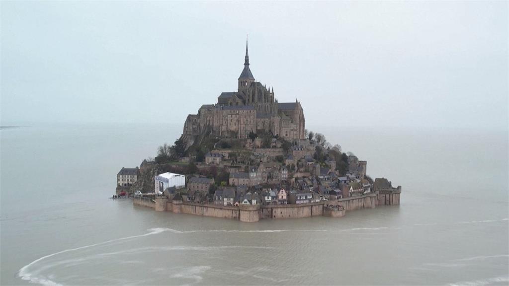 法國「隱世孤島」漲潮限定美景　遊客擠爆欣賞奇景